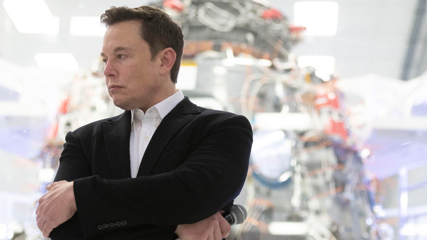 Unternehmer Elon Musk in einer Produktionshalle (Foto: SWR, SmartMedia/BriteSpark)