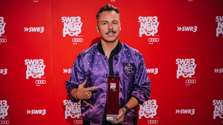 Purple Disco Machine erhält den New Pop Award. Wer den New Pop Award verliehen bekommt, bewegt mit seiner Musik wirklich etwas. Das wird beim SWR3 New Pop Festival 2022 besonders gewürdigt.  (Foto: SWR, SWR3/Niko Neithardt)