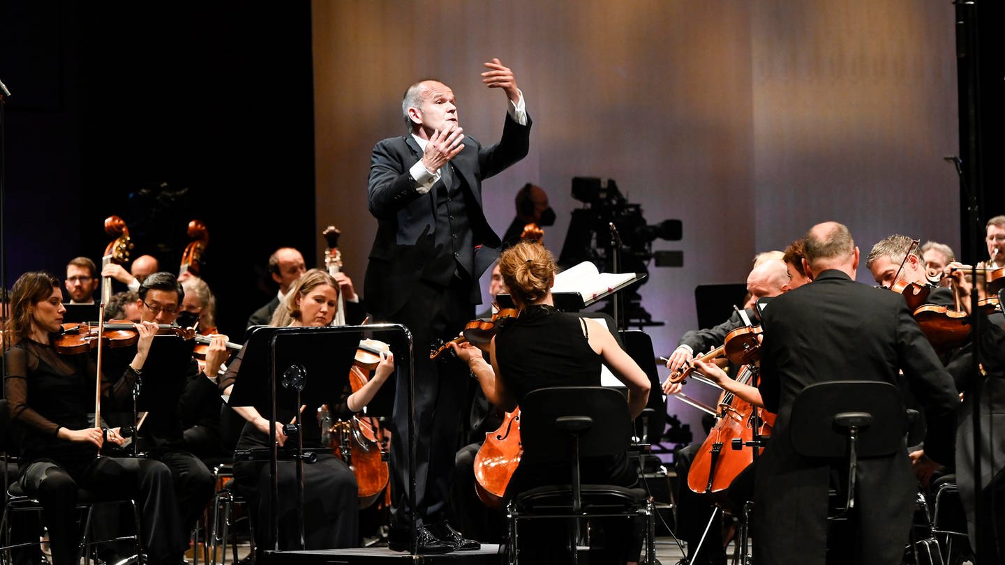 François-Xavier Roth am Pult des SWR Symphonieorchesters im Rahmen eines Konzerts bei den Pfingstfestspielen 2022 im Festspielhaus Baden-Baden. (Foto: SWR, Andrea Kremper)
