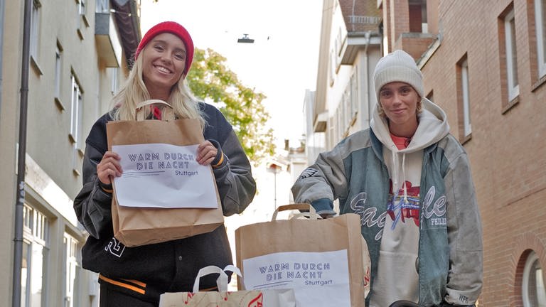Alles gepackt. Mit „Warm durch die Nacht“ gehen Lisa und Lena auf Obdachlose zu. (Foto: SWR, tvision)