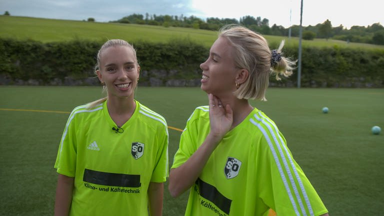 Lisa und Lena beim Fußballduell in ihrem Heimatverein. (Foto: SWR, tvision)