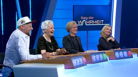 Ursula Cantieni im Rateteam der SWR-Quizshow aus Baden-Baden "Sag die Wahrheit". Neben ihr von links nach rechts: Smudo, Pierre M. Krause und Kim Fisher. Cantini ist im Alter von 75 Jahren gestorben. (Foto: SWR)