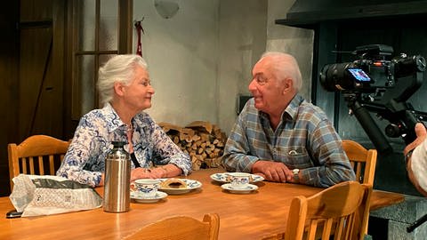 Ursula Cantieni und Adalbert Plica in der Küche der „Fallers" in den SWR Fernsehstudios in Baden-Baden (Foto: SWR)