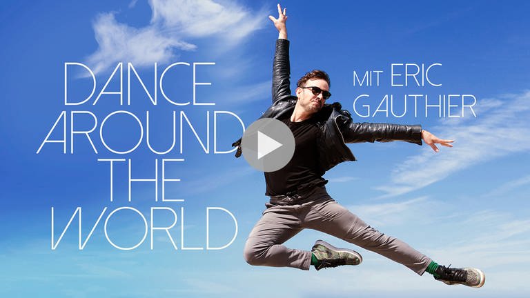 Keyvisual der Dokuserie „Dance around the world“ – Host  Eric Gauthier springt in die Luft. Hinter ihm der Schriftzug "Dance around the world"