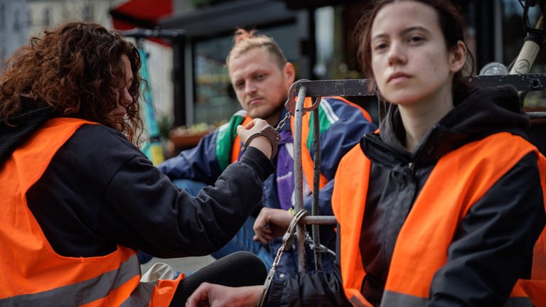 ARD Story: Radikal fürs Klima - Helden oder Kriminelle? Straßenblockade durch Aktivisten der "Letzten Generation" auf dem Kurfürstendamm in Berlin. (Foto: SWR, © SWR/Gordon Welters)