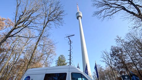 Ein Messwagen steht vor dem Stuttgarter Fernsehrturm (untersichtig fotografiert). © SWR