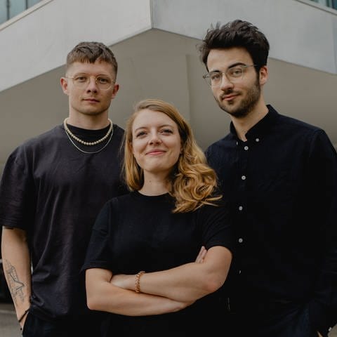 Fritz Espenlaub, Marie Kilg und Gregor Schmalzried (v.li.n.r.) – sind die drei Hosts von „Der KI-Podcast“, alle drei bringen Erfahrung im Tech-Journalismus mit. (Foto: SWR, BR)
