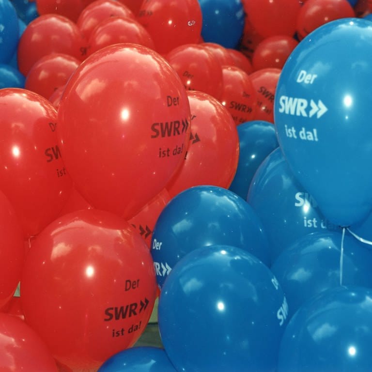 Rote und blaue Ballons tragen den Spruch: "Der SWR ist da!"