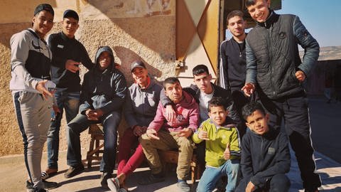 Marokkanische Kinder lachen in die Kamera