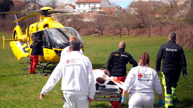 SWR Dokureihe "Die Unfallklinik" zeigt den Alltag in der Zentralen Notaufnahme der BG Klinik Ludwigshafen und Hubschrauber-Rettungseinsätze mit Christoph 5 (Foto: SWR)