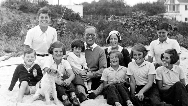 Die Kennedy-Familie in Hyannis Port auf einer Wiese sitzend
