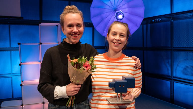Mara May (li.) und Jurate Braginaite mit dem Deutschen Hörspielpreis der ARD (Foto: SWR, Uwe Riehm)