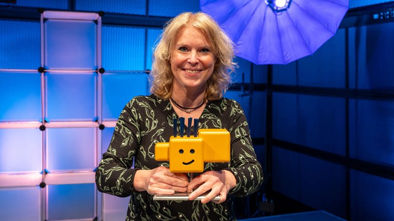 Janine Lüttmann mit dem Deutschen Kinderhörspielpreis. (Foto: SWR, Uwe Riehm)
