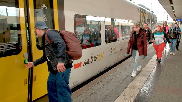 Die Reisecrew muss selbständig mit dem Zug nach Altleiningen finden (v.l.n.r.: Tilman, Katharina, Daniel, Lea, Nicole, Leonie, Jascha). (Foto: SWR, SEO Entertainment GmbH)