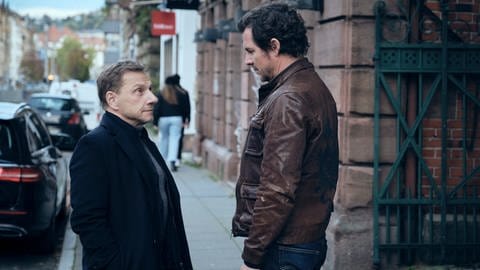 Thorsten Lannert (Richy Müller) und Sebastian Bootz (Felix Klare) sind auf der Suche nach Zeugen.