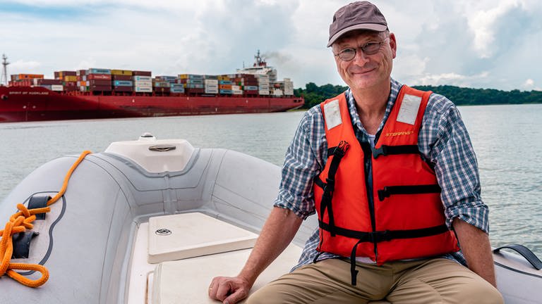 Meteorologe Sven Plöger in einem Boot auf dem Panama-Kanal. (Foto: SWR, Maike Simon)