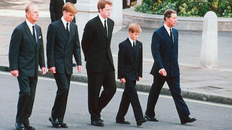 Prinz Philip, Prinz William, Charles Spencer, Prinz Harry und Prinz Charles (v. l. n. r.) hinter dem Sarg von Diana, Prinzessin von Wales, auf dem Weg zur Tauerfeier in der Westminster Abbey.