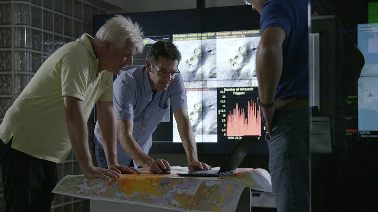Verhaltensforscher Martin Wikelski und Vulkanologe Boris Behnke analysieren Daten. (Foto: SWR, Context-Film/Erik Schimschar)