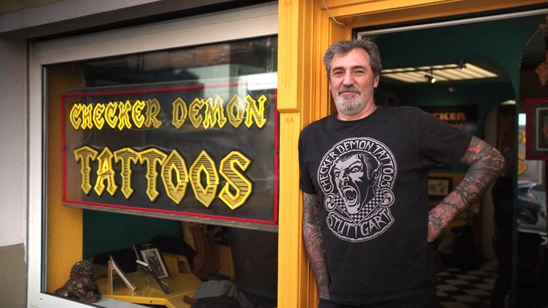 Der Besitzer Luke Atkinson vor seinem Laden "Checker Demon Tattoos" in Stuttgart. (Foto: SWR)