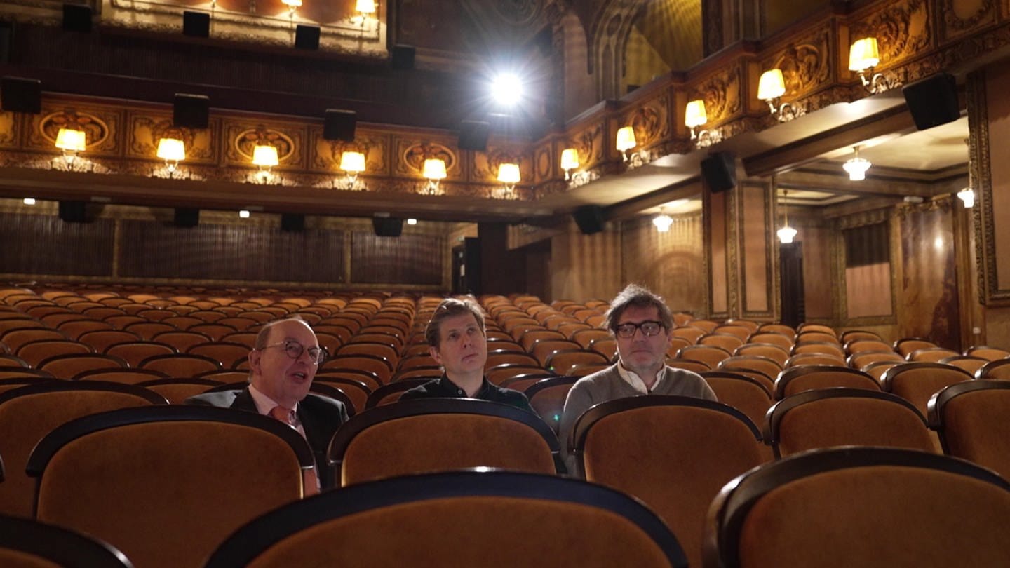 Scheck, Kehlmann und Schalko schauen im Prager Lucerna einen Film. (Foto: SWR)