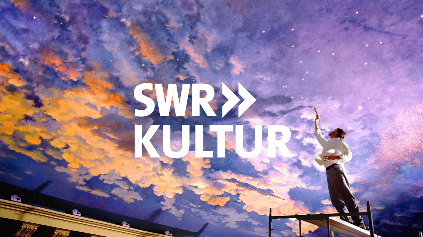 Ein Künstler malt einen Himmel an eine Saaldecke. Im Vordergrund: ein Logo von SWR Kultur (Foto: SWR)