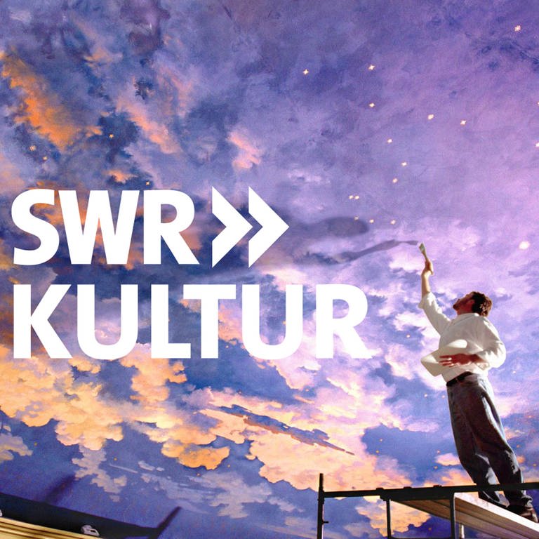 Ein Künstler malt einen Himmel an eine Saaldecke. Im Vordergrund: ein Logo von SWR Kultur