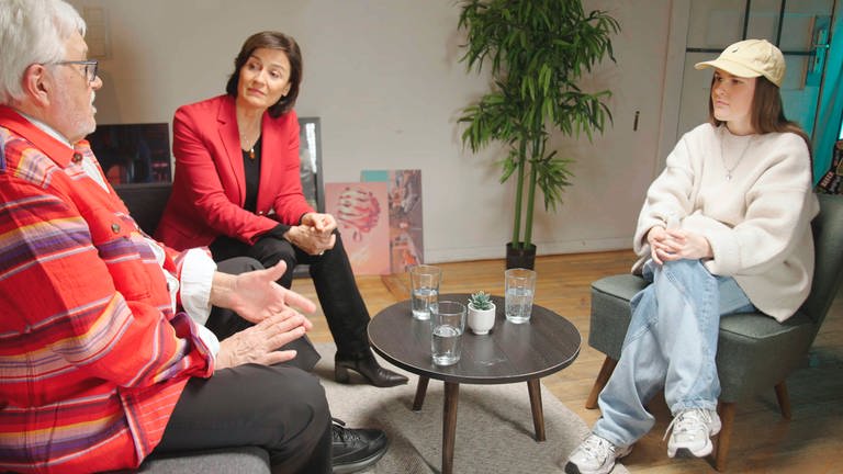 Sängerin LUNA (r.) und Aktivist Klaus Schirdewahn (l.) im Erfahrungsaustausch mit Sandra Maischberger (M.)