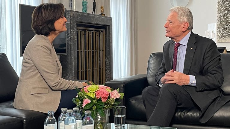 Sandra Maischberger im Gespräch mit dem ehemaligen Bundespräsidenten Joachim Gauck