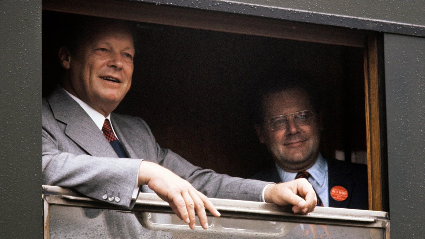 Willy Brandt und Günter Guillaume stehen an einem geöffneten Fenster im Zug (Foto: SWR, rbb/Friedrich-Ebert-Stiftung/J.H. Darchinger)