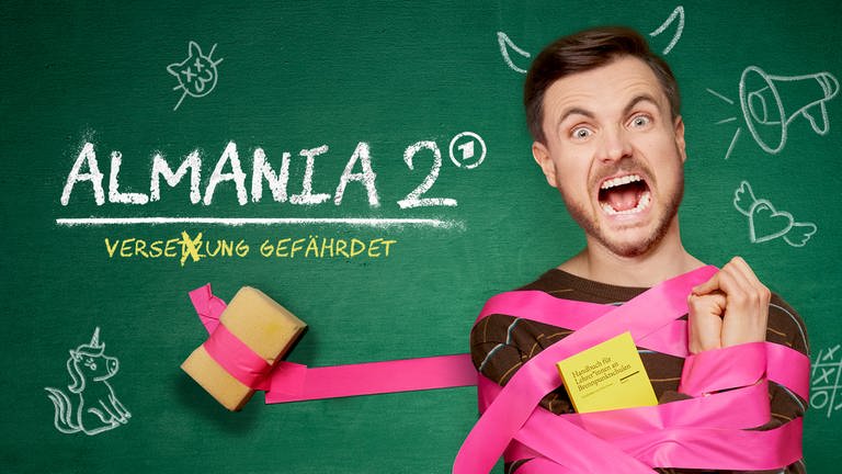 Keyvisual zur zweiten Staffel der Comedyserie "Almania" mit Phil Laude als Lehrer Stimpel