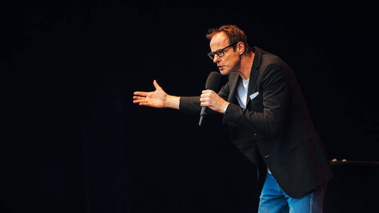 Vince Ebert beim „SWR3 Comedy Festival“ 2024. 