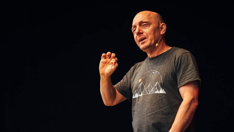 Bernhard Hoëcker beim  „SWR3 Comedy Festival“ 2024. 