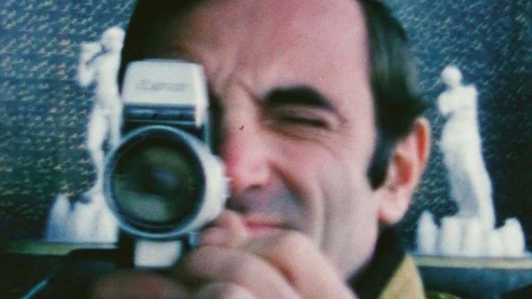 Charles Aznavour mit seiner Kamera.