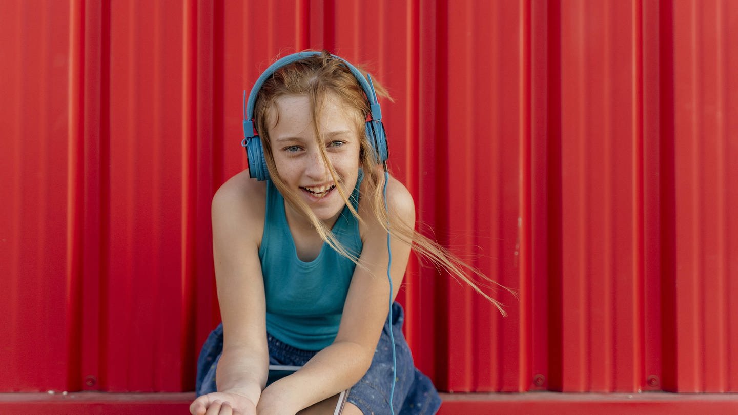 Mädchen mit Kopfhörern (Foto: IMAGO, Westend61)