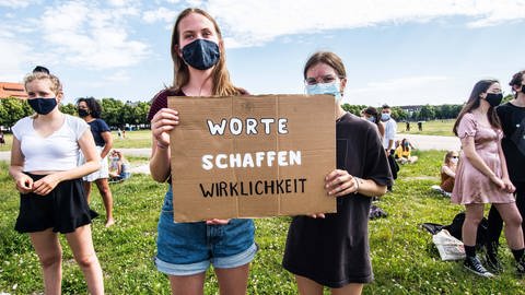 Junge Demonstrantinnen mit Schild Worte schaffen Wirklichkeit (Foto: IMAGO, ZUMA Wire)