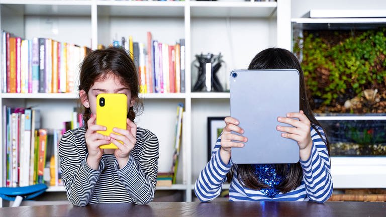 Zwei Mädchen mit Tablets (Foto: IMAGO, Westend61)