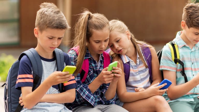 Kinder mit Smartphones in der Hand (Foto: Getty Images)