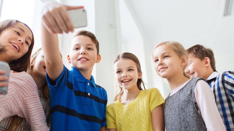 Kinder machen ein Selfie (Foto: Colourbox)
