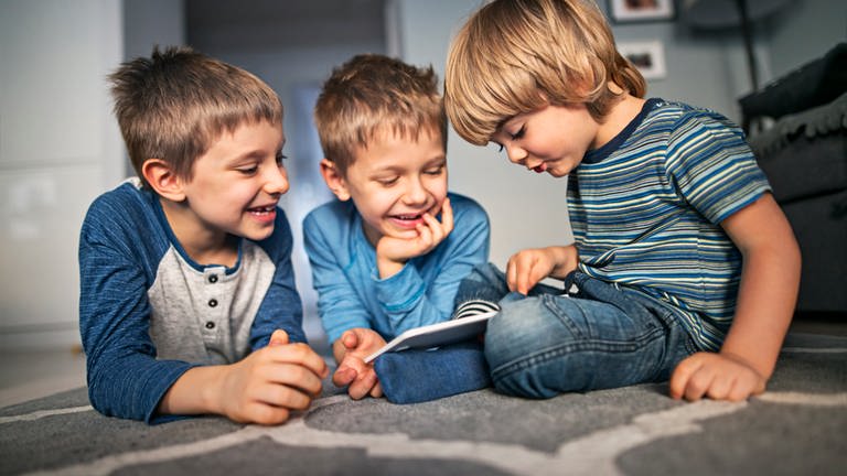 Drei Kinder mit Tablet (Foto: Getty)