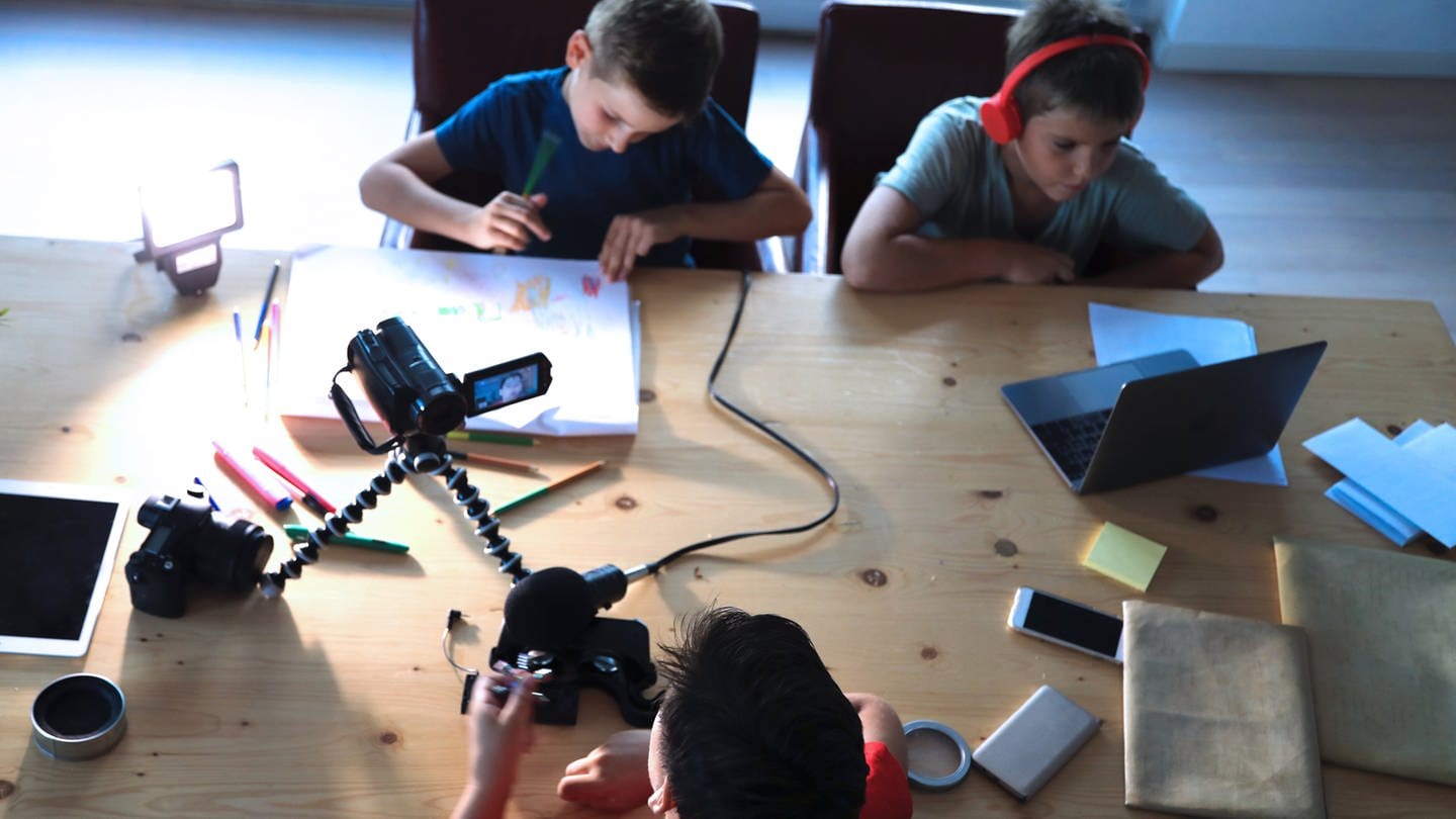 Kinder bei der Arbeit mit Medien (Foto: Getty)