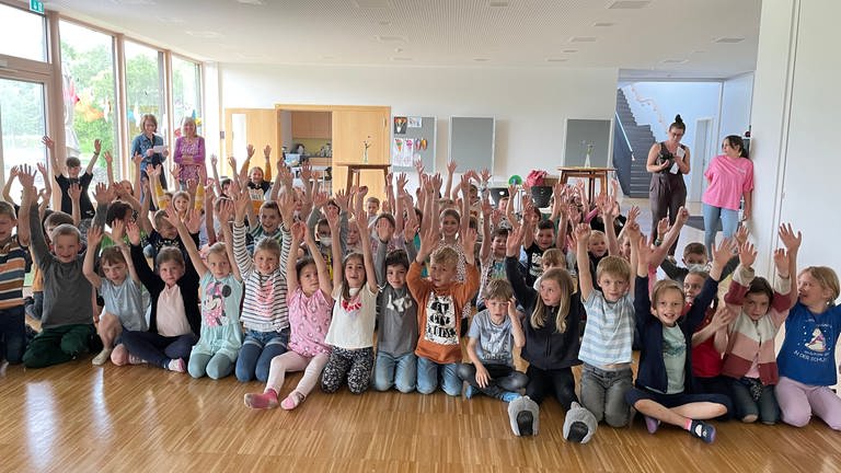 Urkundenvergabe "Medienrechte für Kinder" an der Rheinauen-Grundschule in Sasbach (Foto: SWR)