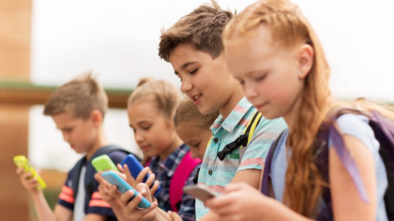 Vier Kinder mit Smartphone (Foto: Getty Images)