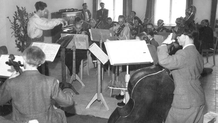 Das Orchester von Radio Stuttgart bei einer Probe 1946. Dirigent Rolf Unkel. (Foto: SWR)