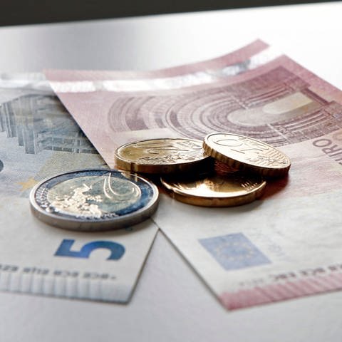 Das Bild zeigt Geld, das auf einem Tisch liegt (Foto: SWR)