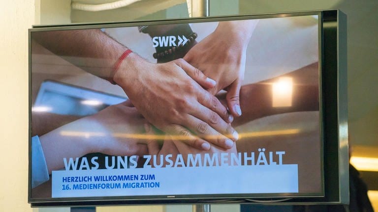Bildschirm mit Begrüßung für das Medienforum Migration (Foto: SWR, SWR)