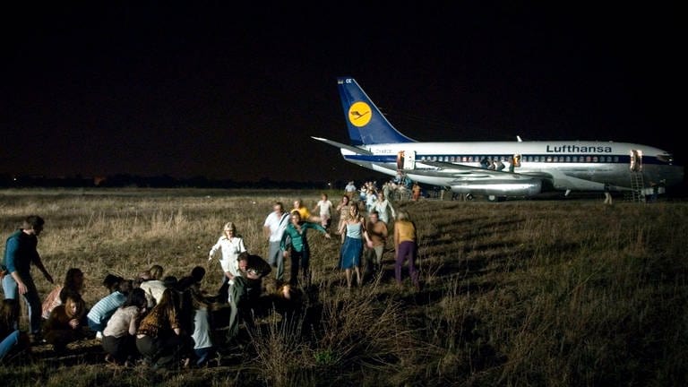 Menschen flüchten aus einem gelandeten Flugzeug (Foto: Pressestelle, ARD Degeto/Stephan Rabold)