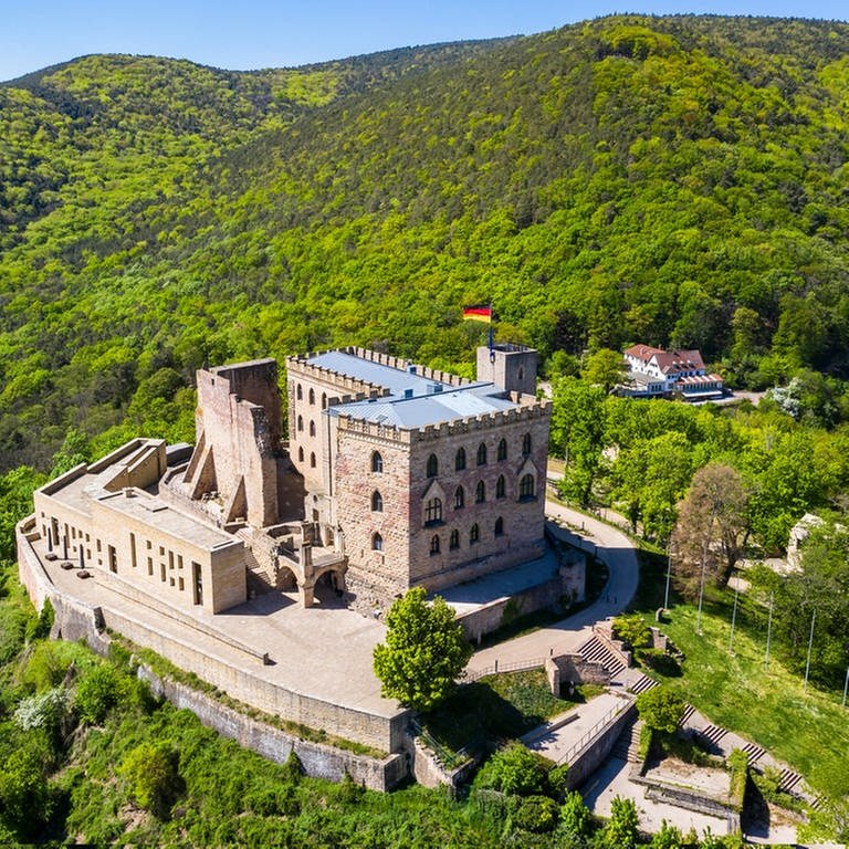Luftbild des Hambacher Schlosses