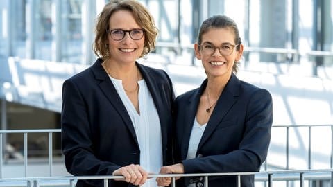 Dr. Frauke Pieper (li.) ist seit 1.12.2022 zusammen mit Dr. Alexandra Köth Juristische Direktorin im Top-Sharing des Südwestrundfunks. (Foto: SWR, Andrea Enderlein)
