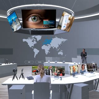 SWR Virtuell: Menschen arbeiten in einem hellen und großen Newsroom (Foto: SWR)
