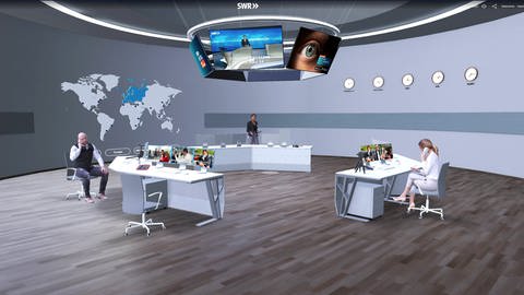 SWR Virtuell: In einem virtueller Newsroom arbeiten eine Frau und zwei Männer an drei Newsstationen, die in einem großen Raum im Kreis angeordnet sind. Mit SWR Virtuell in die Welt des SWR eintauchen, die Grenzen zwischen digitalem und realem Erlebnis verschmelzen. (Foto: SWR)
